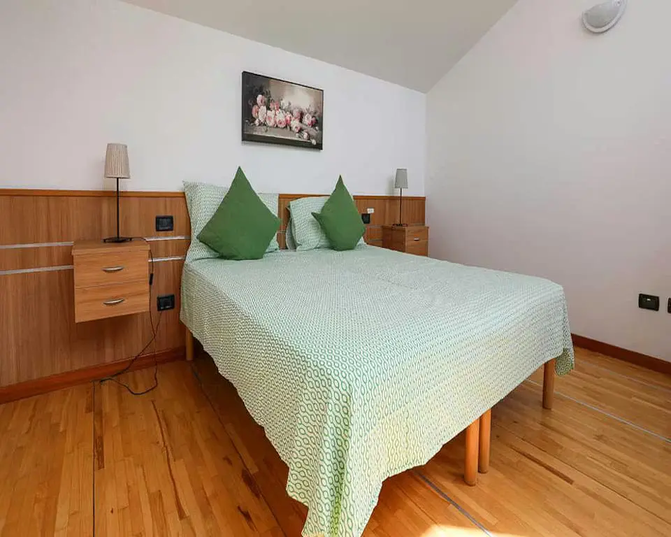 Schlafzimmer; holzboden, tageslicht