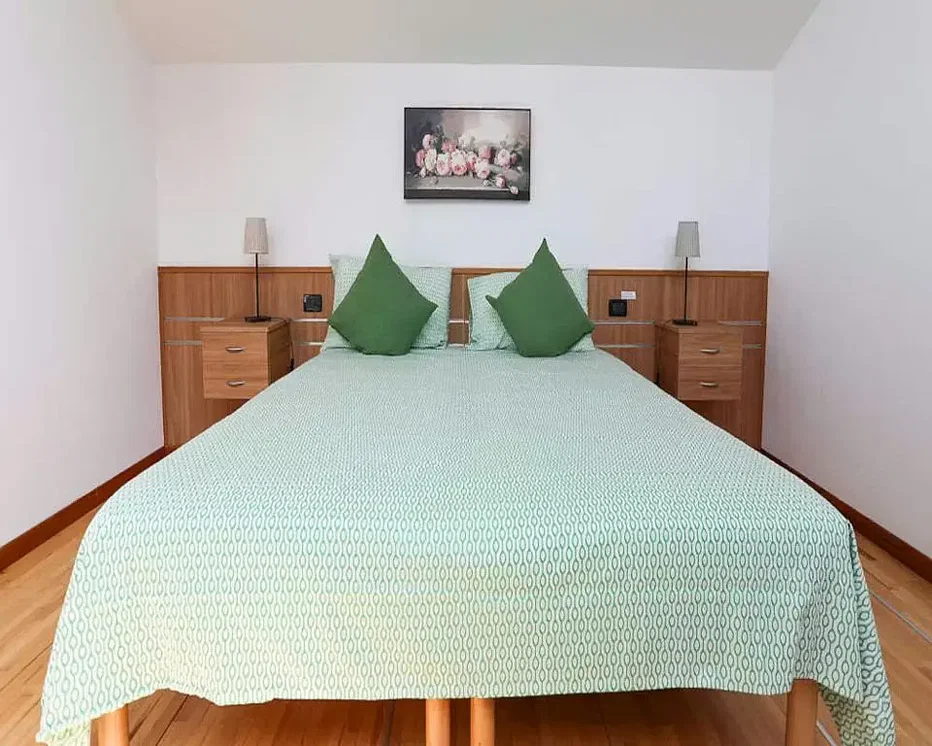 Schlafzimmer; holzboden, tageslicht