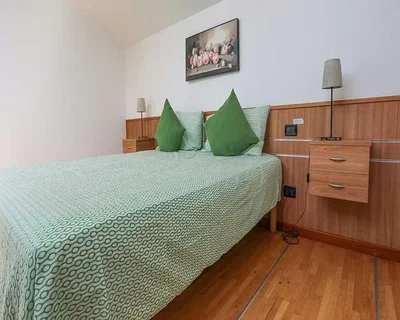 Schlafzimmer; holzboden, tageslicht