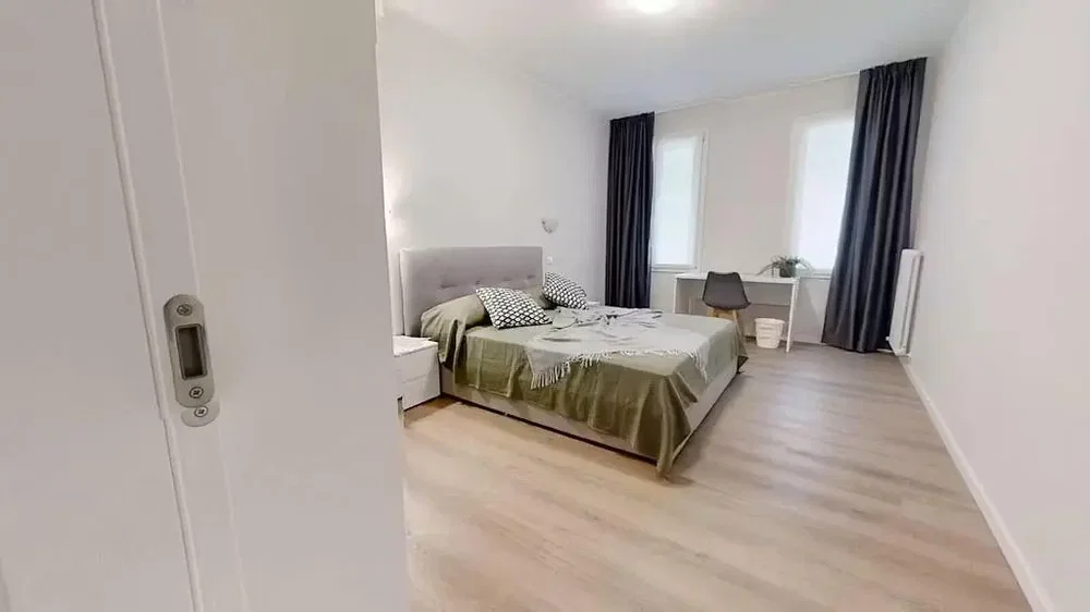 Chambre; lumière naturelle, parquet
