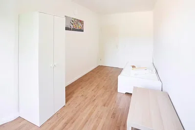 Camera da letto; pavimento in legno, luce naturale