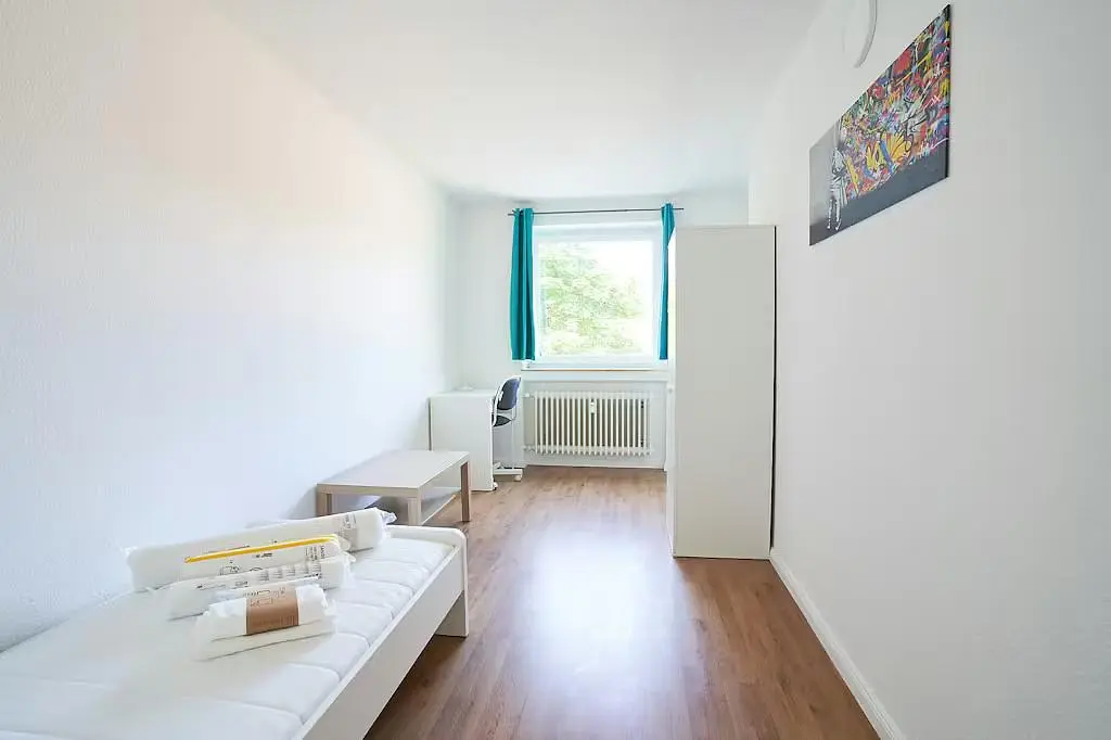 Camera da letto; pavimento in legno, luce naturale