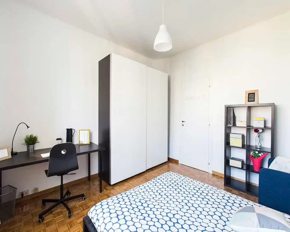 Camera da letto; pavimento in legno, luce naturale