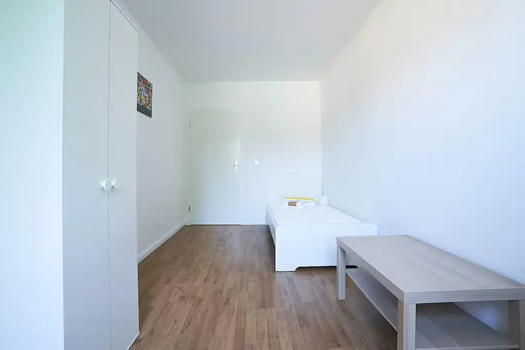 Camera da letto; pavimento in legno, luce naturale