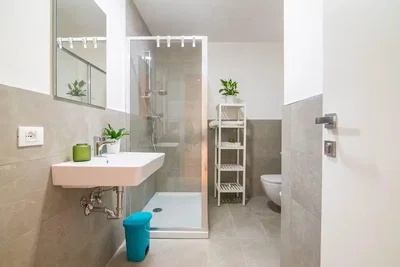 Toilette; fliesenboden, renoviert, tageslicht