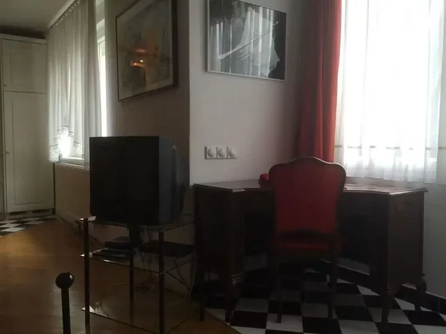 Dnevni boravak; drveni pod, prirodna svjetlost, moderan stil