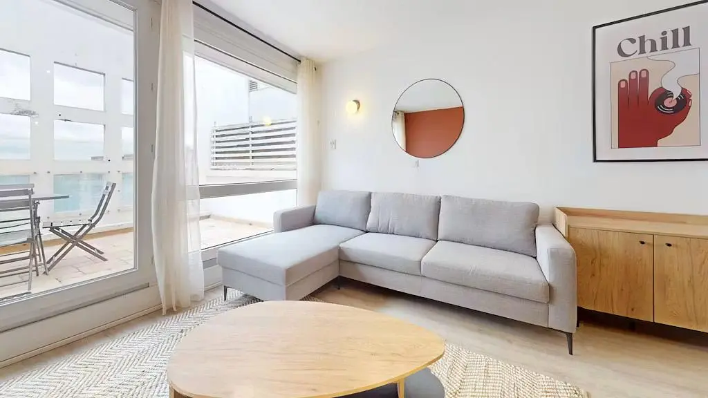 Oturma odası; doğal ışık, modern stil, ahşap zemin