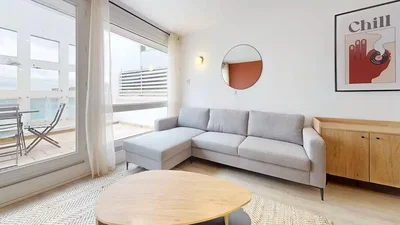 Oturma odası; doğal ışık, modern stil, ahşap zemin