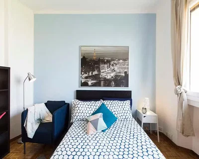 Camera da letto; luce naturale, pavimento in legno