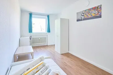 Camera da letto; luce naturale, pavimento in legno