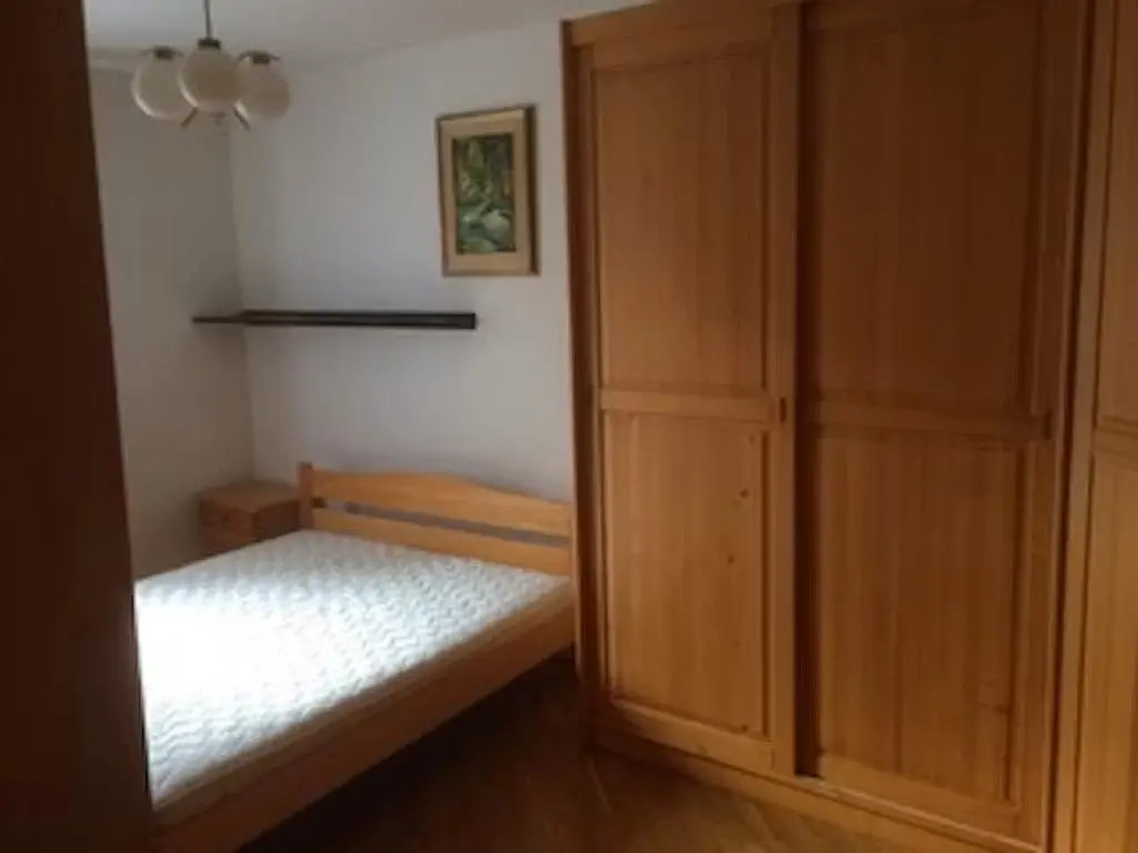 Schlafzimmer; holzboden, tageslicht