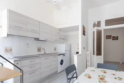 Кухиња; кухињски апарати, природно светло, плочице