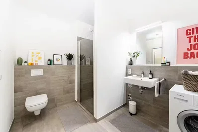Toilette; pavimento in piastrelle, ristrutturato, luce naturale