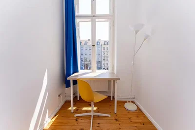 Dětský pokoj; dřevěná podlaha, přirozené světlo, moderní styl