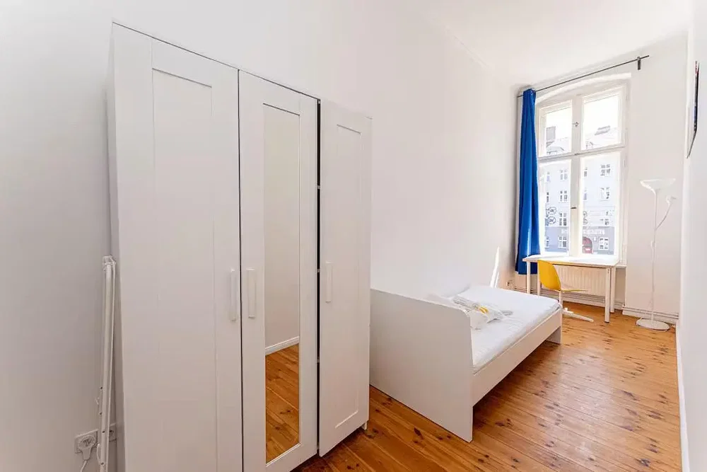 Ložnice; dřevěná podlaha, přirozené světlo