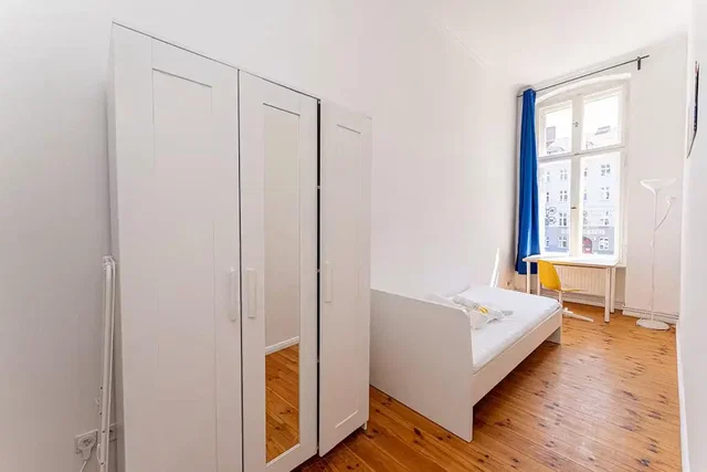 Ložnice; dřevěná podlaha, přirozené světlo