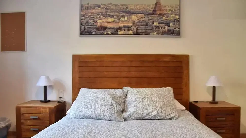 Schlafzimmer; holzboden, moderner stil, tageslicht