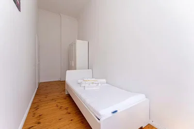 Ložnice; dřevěná podlaha, přirozené světlo