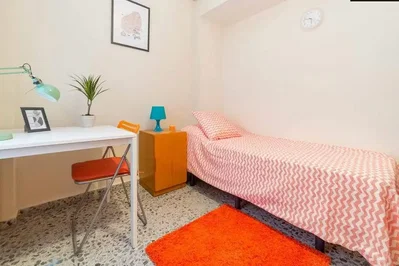 Camera da letto; luce naturale, pavimento in legno