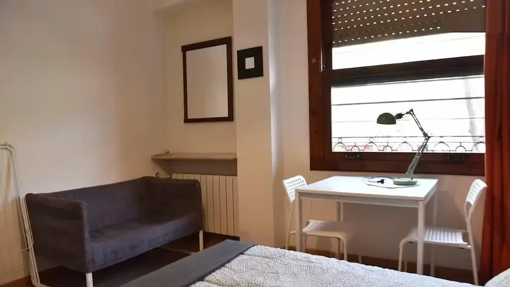 Schlafzimmer; tageslicht, holzboden