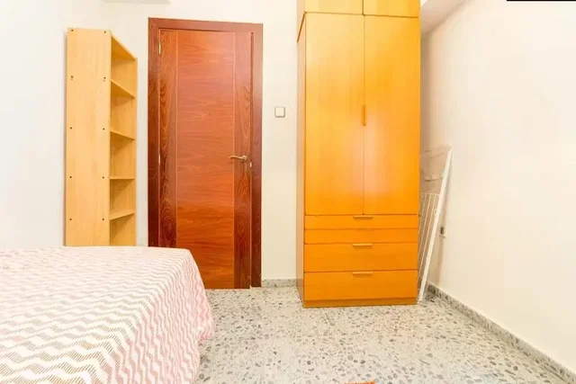 Camera da letto; pavimento in legno, pavimento in piastrelle, luce naturale