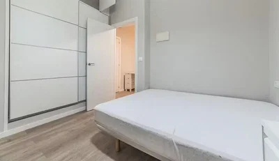 Spálňa; drevená podlaha, prirodzené svetlo