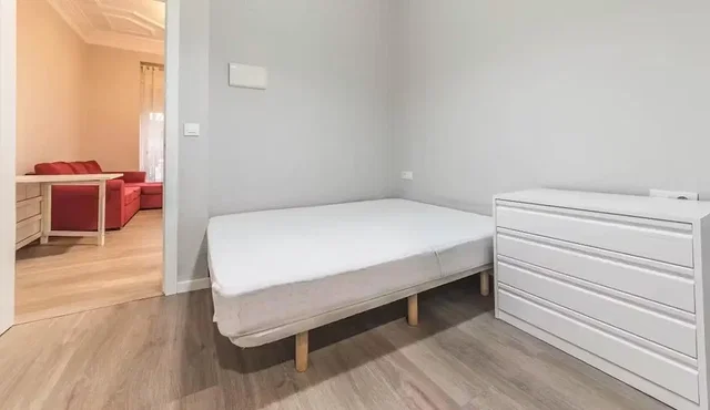 Camera da letto; pavimento in legno, luce naturale