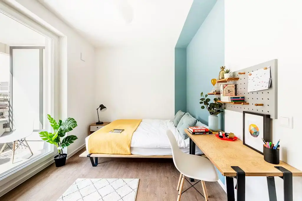 Camera da letto; luce naturale, stile moderno