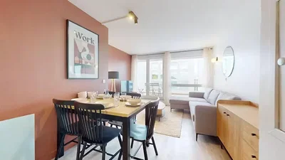 Wohnzimmer; tageslicht, moderner stil, holzboden