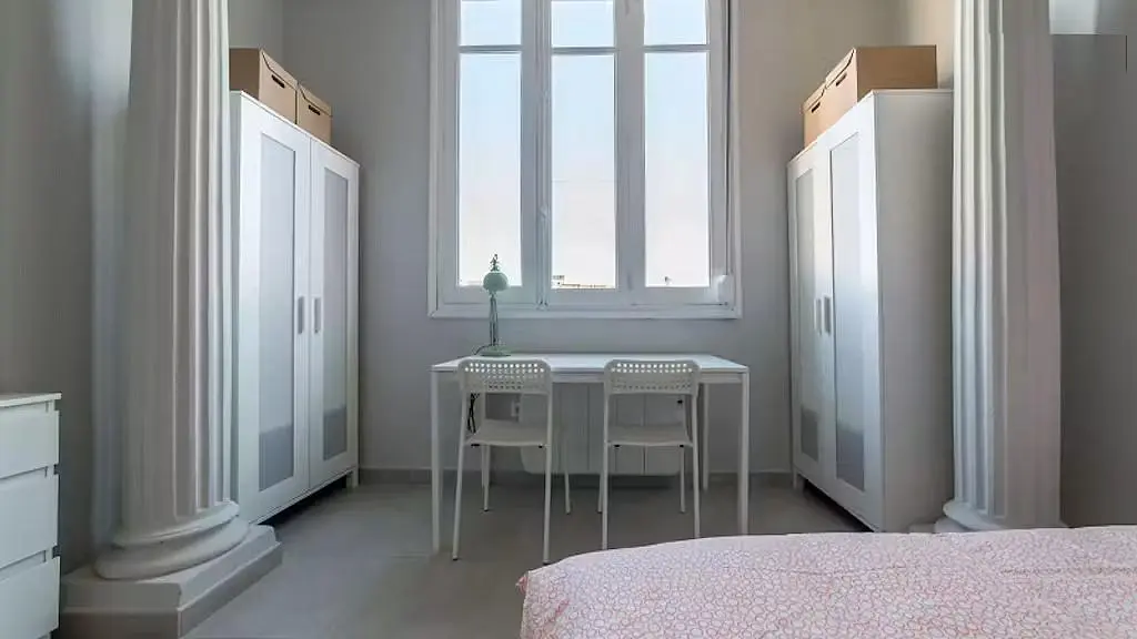 Chambre; lumière naturelle, parquet