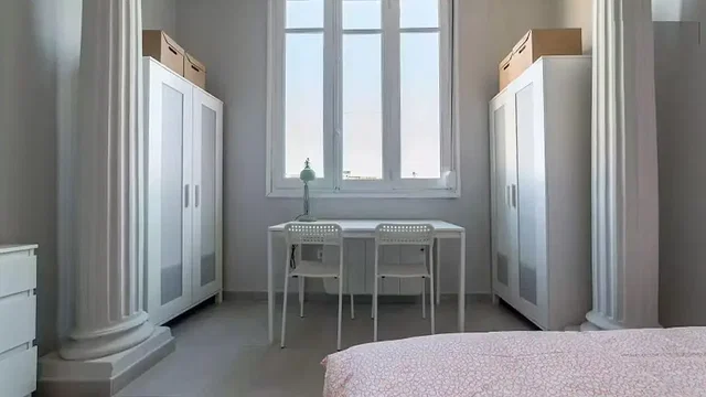 Chambre; lumière naturelle, parquet