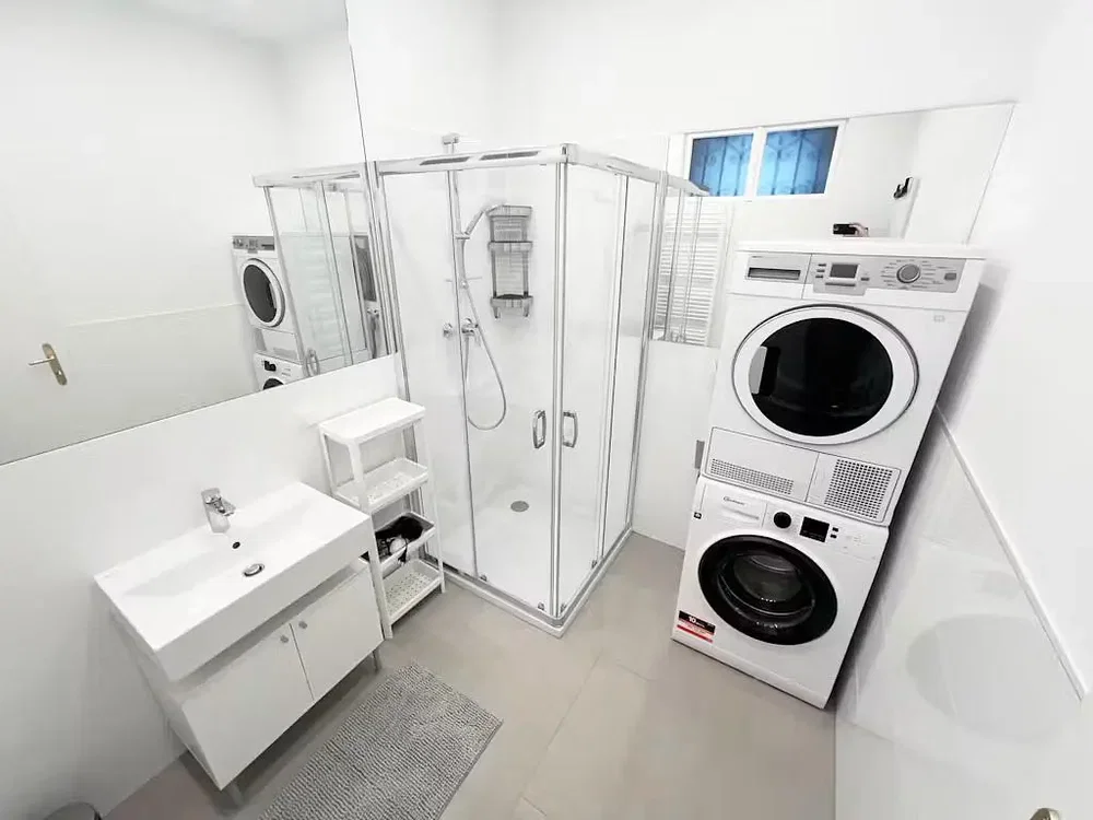 Badkamer; tegelvloer, keukenapparatuur