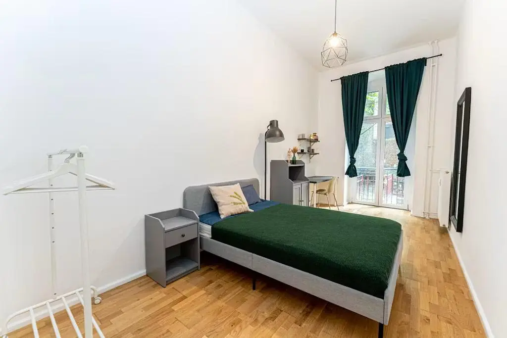 Schlafzimmer; holzboden, tageslicht