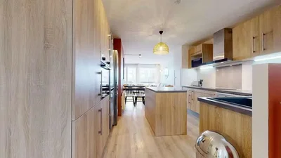 Küche; küchengeräte, holzboden, tageslicht, moderner stil