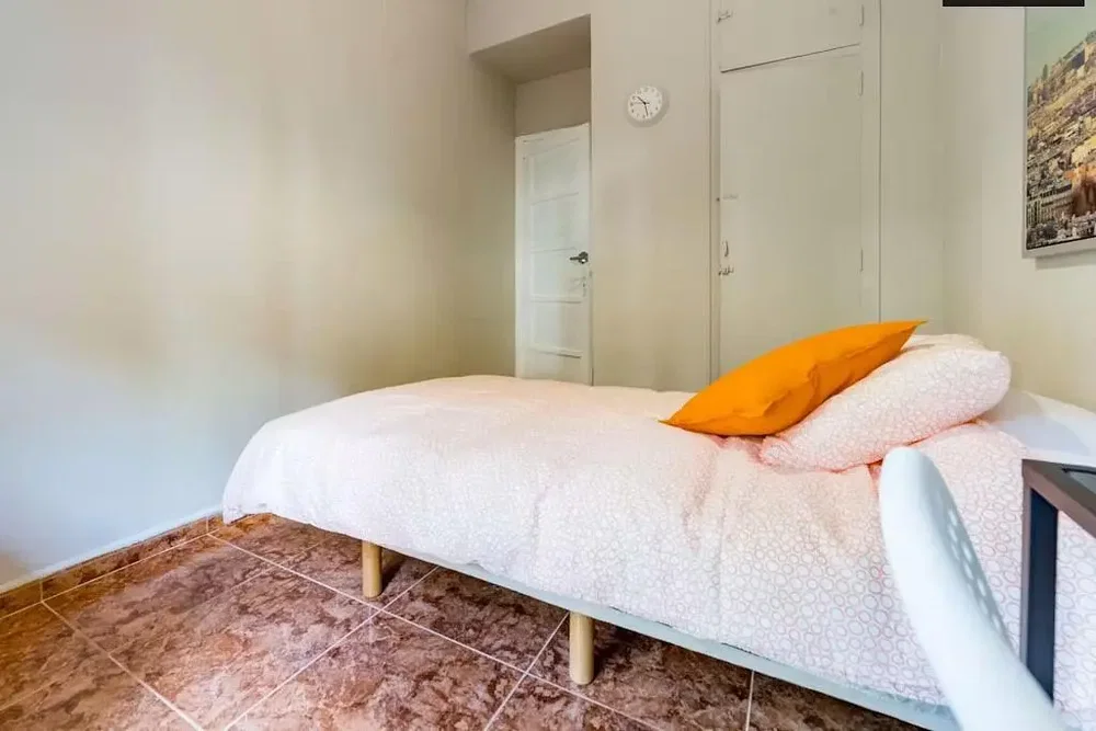 Slaapkamer; tegelvloer, natuurlijk licht