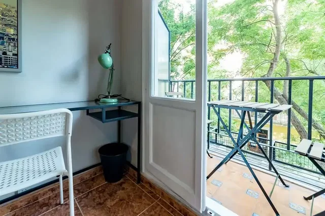 Balkon; podłoga z płytek, światło dzienne, widok
