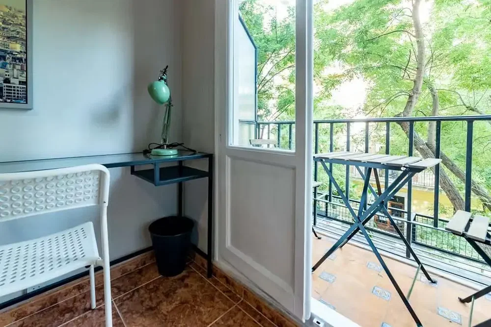 Balkon; tegelvloer, natuurlijk licht, uitzicht
