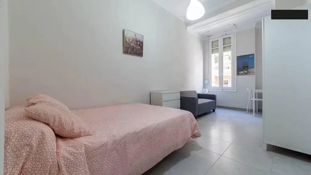 Υπνοδωμάτιο; φυσικό φως, πλακάκια