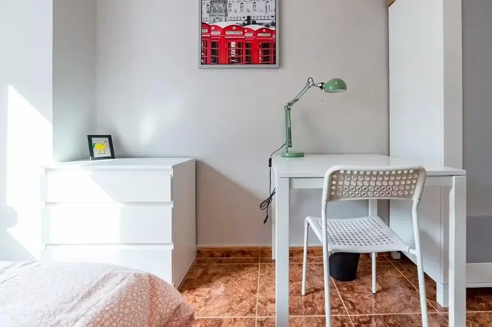 Slaapkamer; tegelvloer, natuurlijk licht