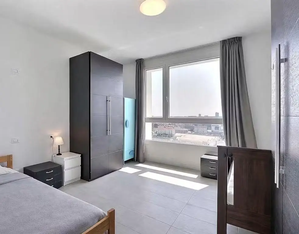 Schlafzimmer; fliesenboden, tageslicht, blick