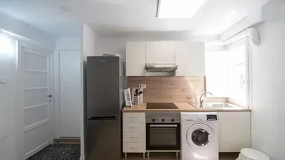 Keuken; keukenapparatuur, natuurlijk licht, tegelvloer