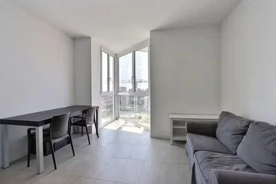 Wohnzimmer; fliesenboden, tageslicht