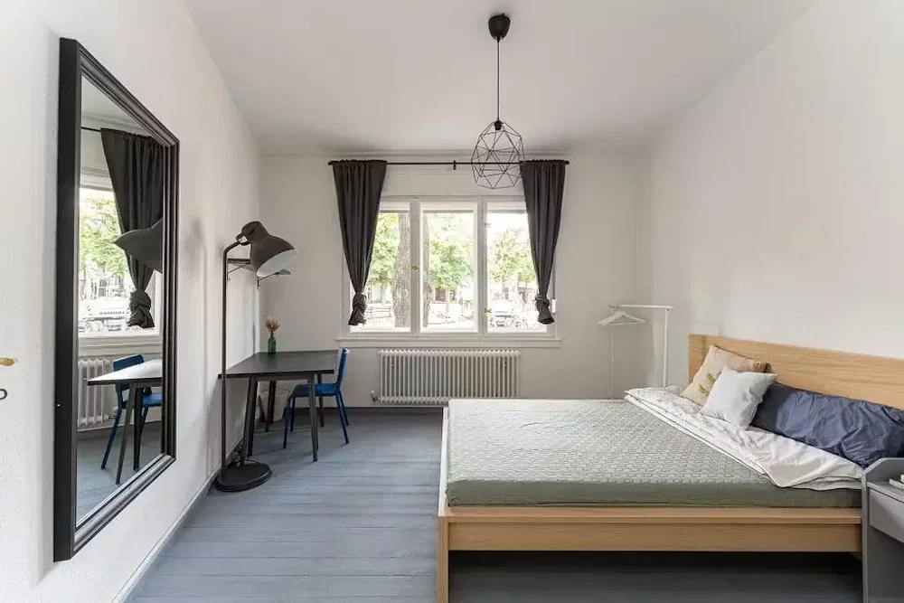 Camera da letto; luce naturale, pavimento in legno