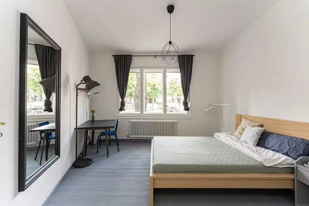 Camera da letto; luce naturale, pavimento in legno
