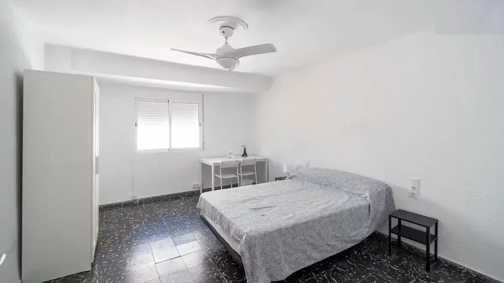 Slaapkamer; tegelvloer, natuurlijk licht