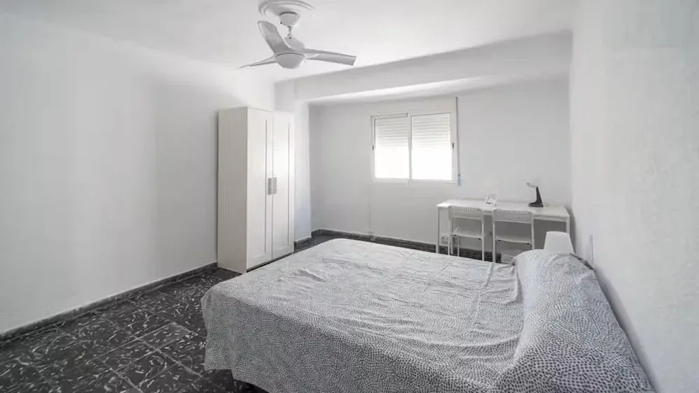 Slaapkamer; natuurlijk licht, tegelvloer