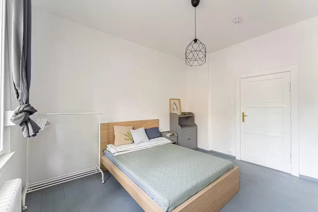Camera da letto; luce naturale, pavimento in legno