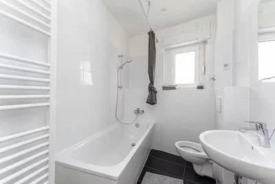 Bagno; luce naturale, pavimento in piastrelle