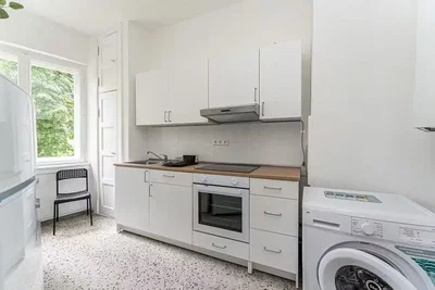 Cucina; elettrodomestici, luce naturale, pavimento in piastrelle