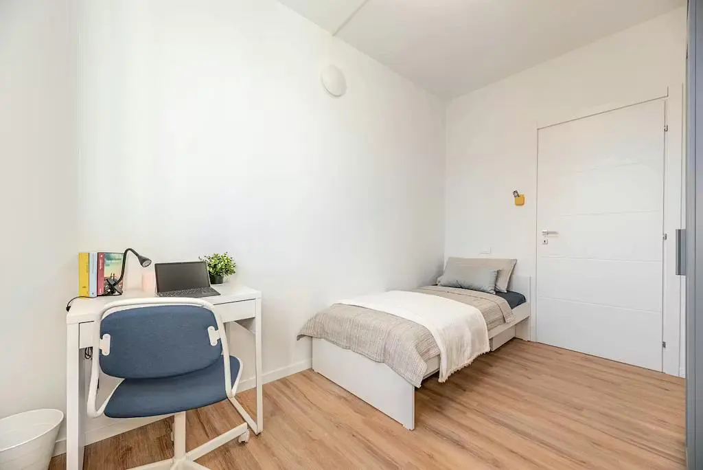 Chambre; parquet, lumière naturelle